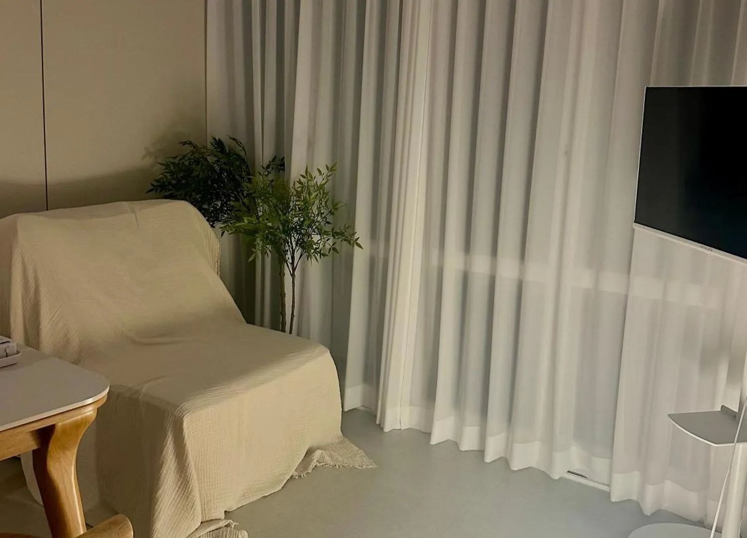 Hongdae, 5 Minutes Walk From Hongdae Entrance Station, 2-Room, Free Luggage Storage, Remodeled, Art Seoul, Washer & Dryer