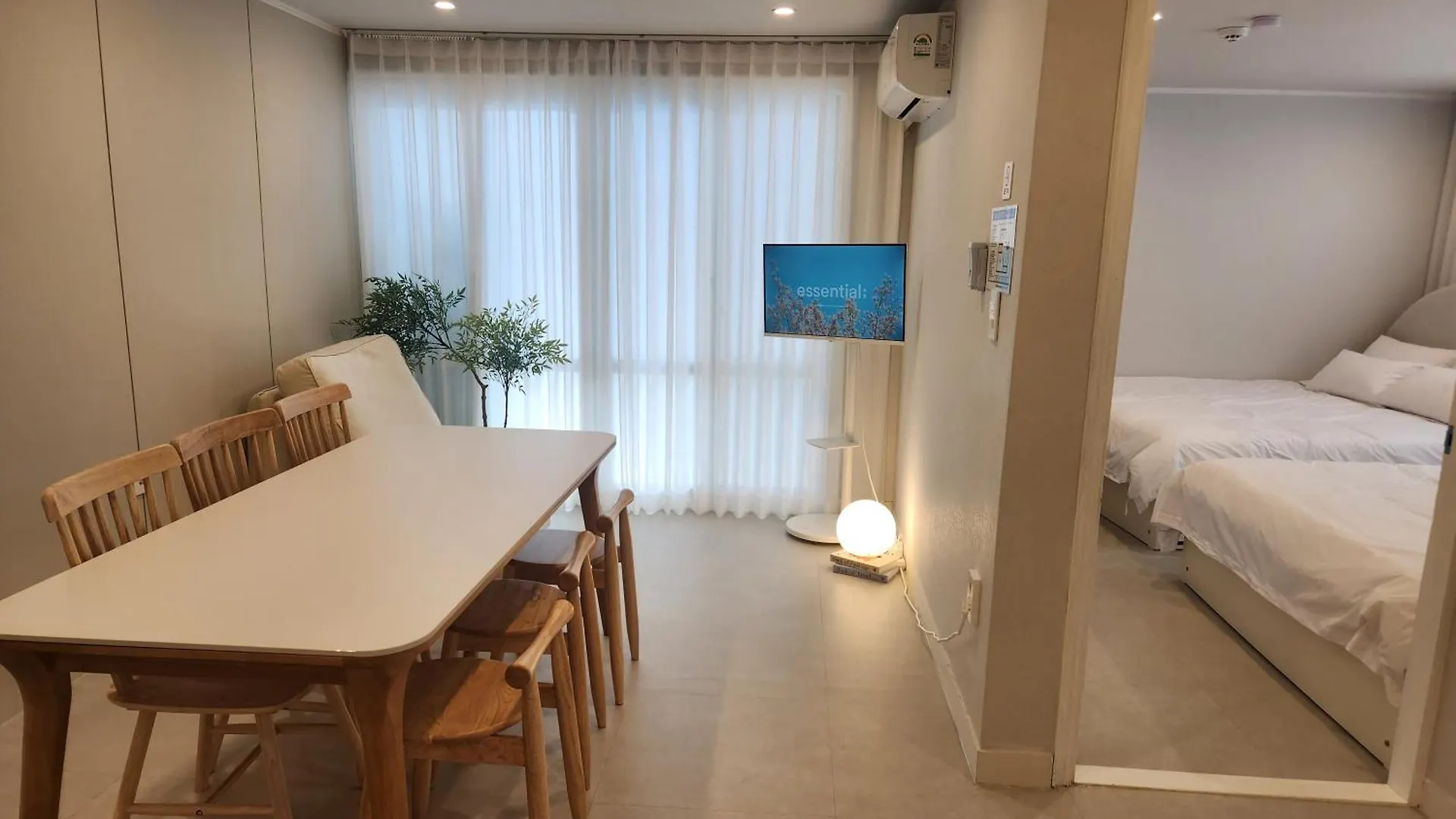 Hongdae, 5 Minutes Walk From Hongdae Entrance Station, 2-Room, Free Luggage Storage, Remodeled, Art Seoul, Washer & Dryer 0*, Сеул Южная Корея