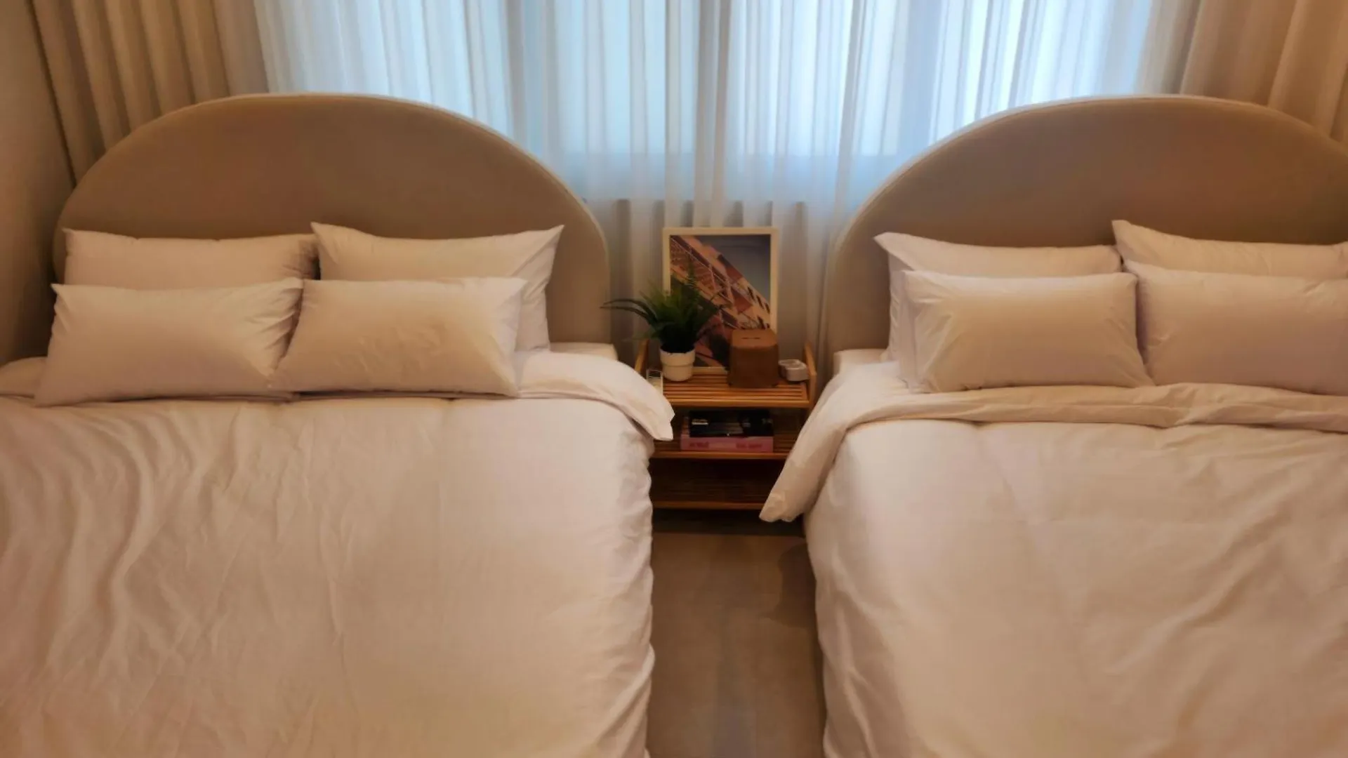 Hongdae, 5 Minutes Walk From Hongdae Entrance Station, 2-Room, Free Luggage Storage, Remodeled, Art Seoul, Washer & Dryer