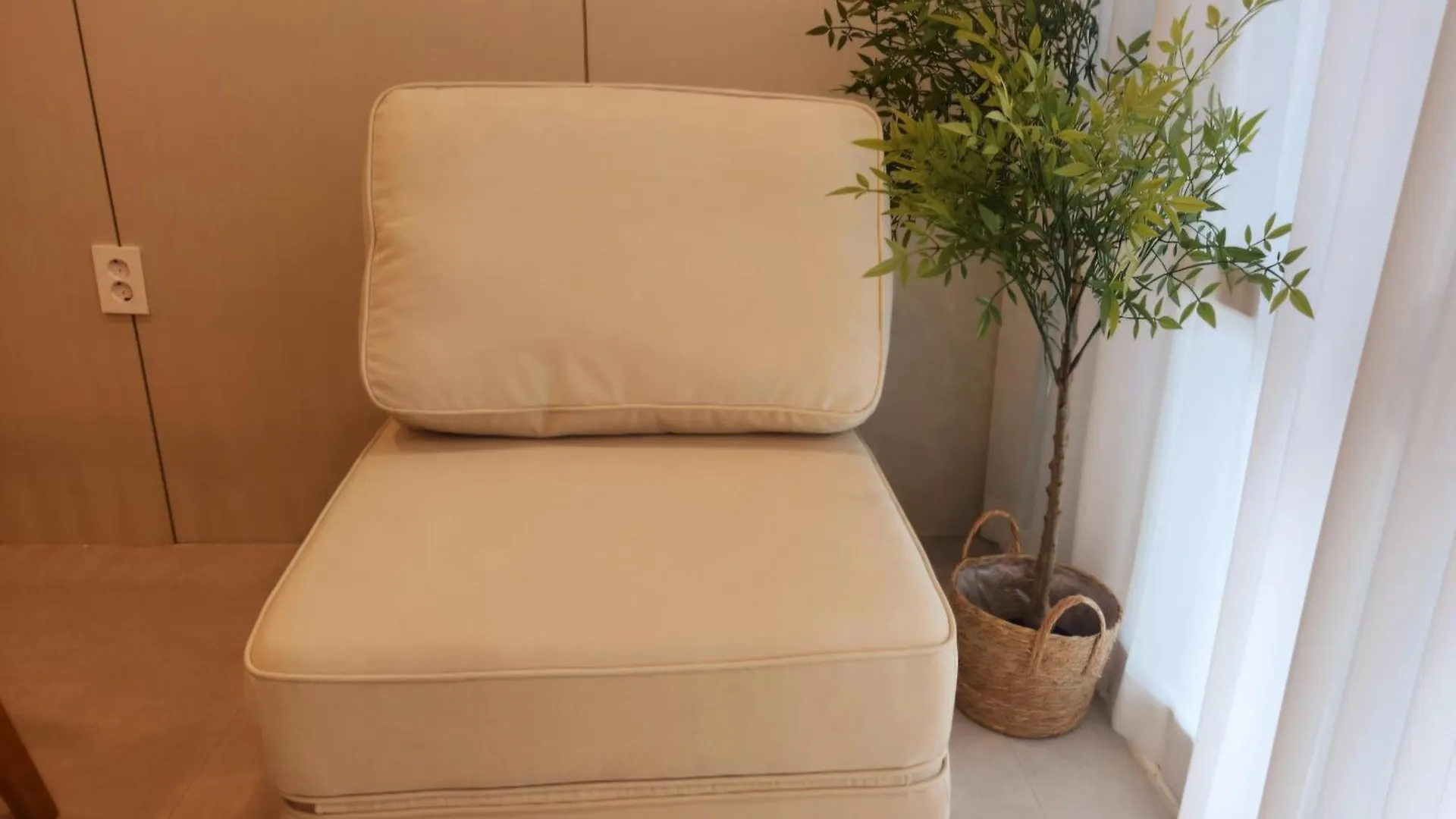 Hongdae, 5 Minutes Walk From Hongdae Entrance Station, 2-Room, Free Luggage Storage, Remodeled, Art Seoul, Washer & Dryer Южная Корея
