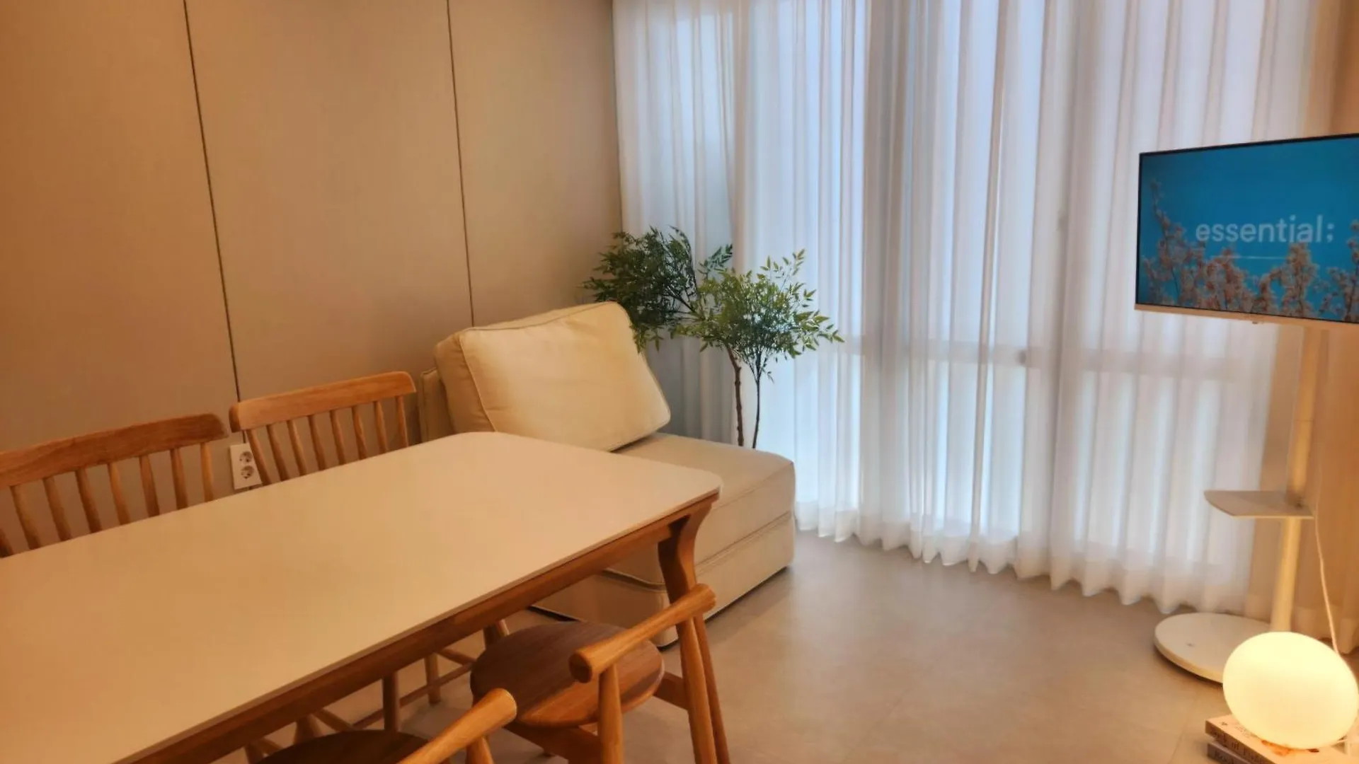 Hongdae, 5 Minutes Walk From Hongdae Entrance Station, 2-Room, Free Luggage Storage, Remodeled, Art Seoul, Washer & Dryer Апартаменты