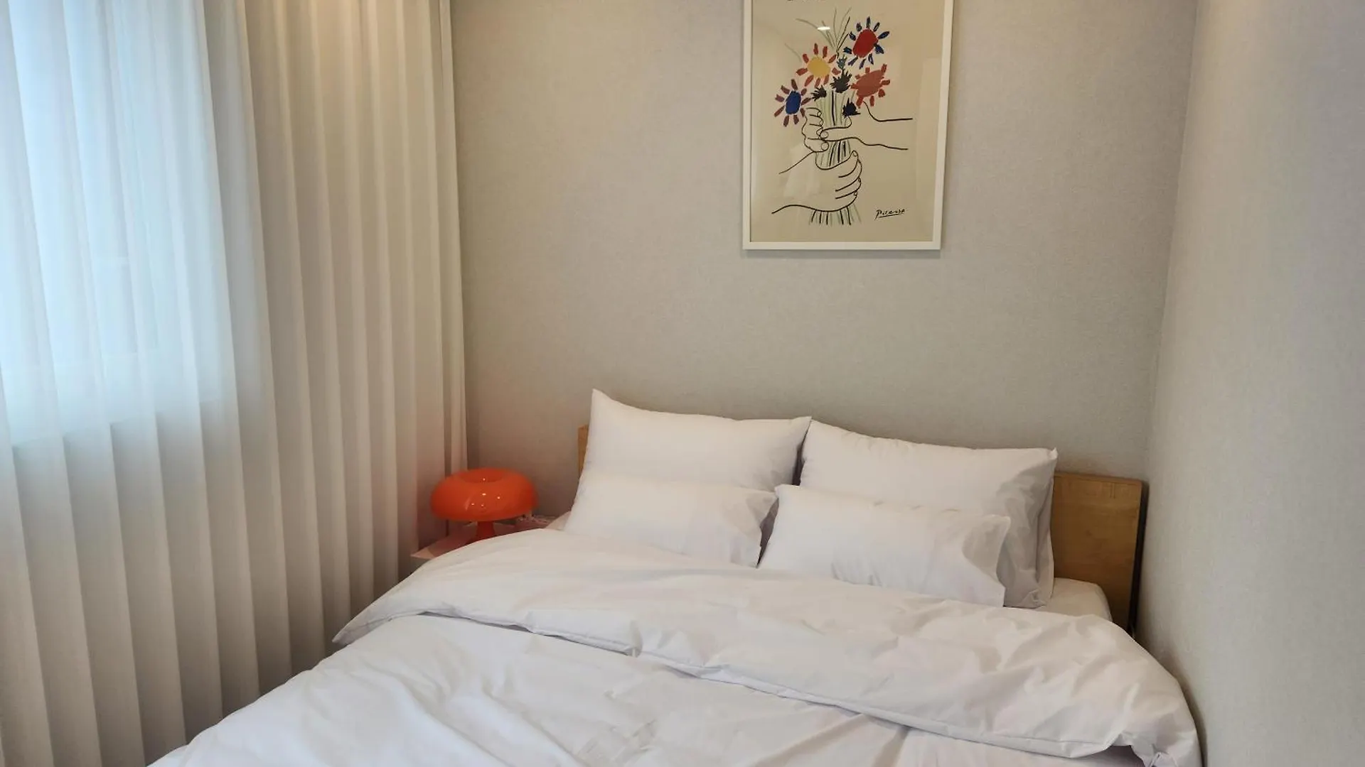 Апартаменты Hongdae, 5 Minutes Walk From Hongdae Entrance Station, 2-Room, Free Luggage Storage, Remodeled, Art Seoul, Washer & Dryer Южная Корея
