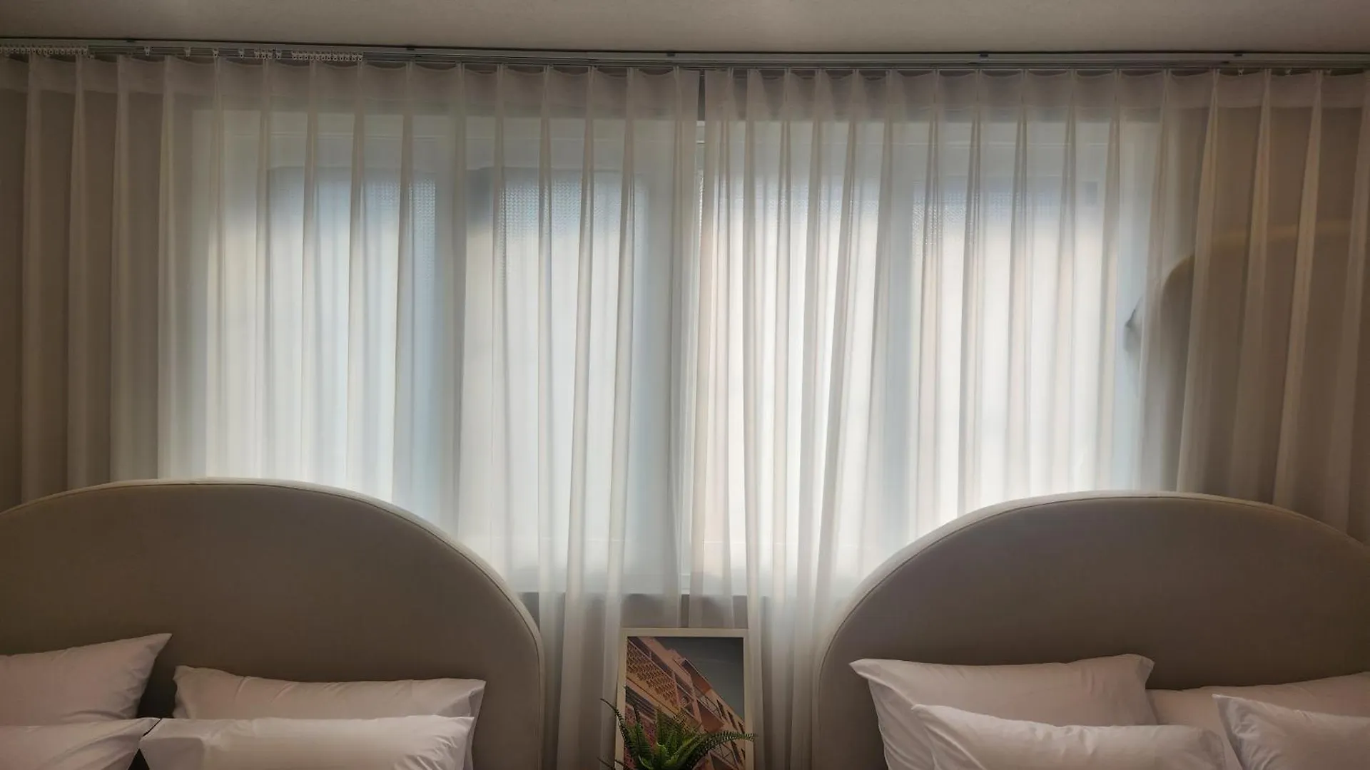 Hongdae, 5 Minutes Walk From Hongdae Entrance Station, 2-Room, Free Luggage Storage, Remodeled, Art Seoul, Washer & Dryer Сеул
