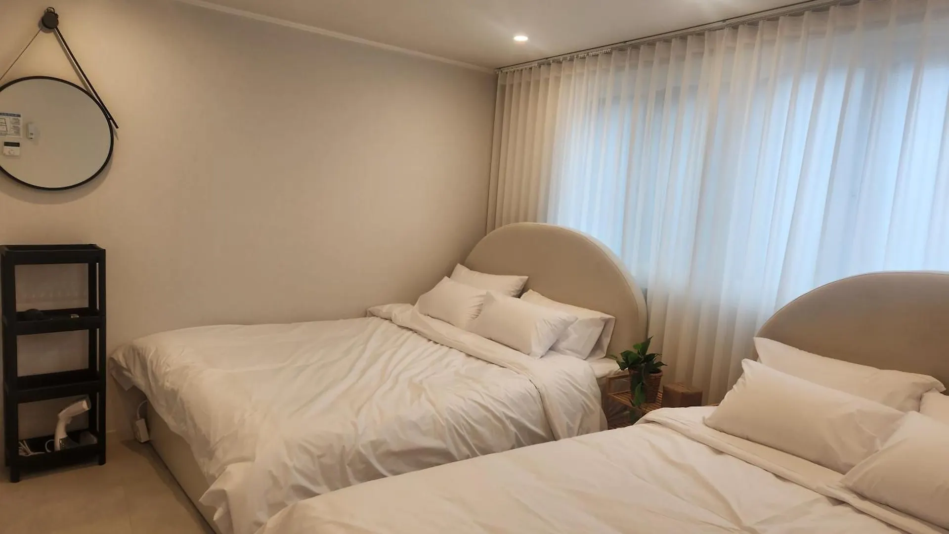 Hongdae, 5 Minutes Walk From Hongdae Entrance Station, 2-Room, Free Luggage Storage, Remodeled, Art Seoul, Washer & Dryer 0*, Сеул