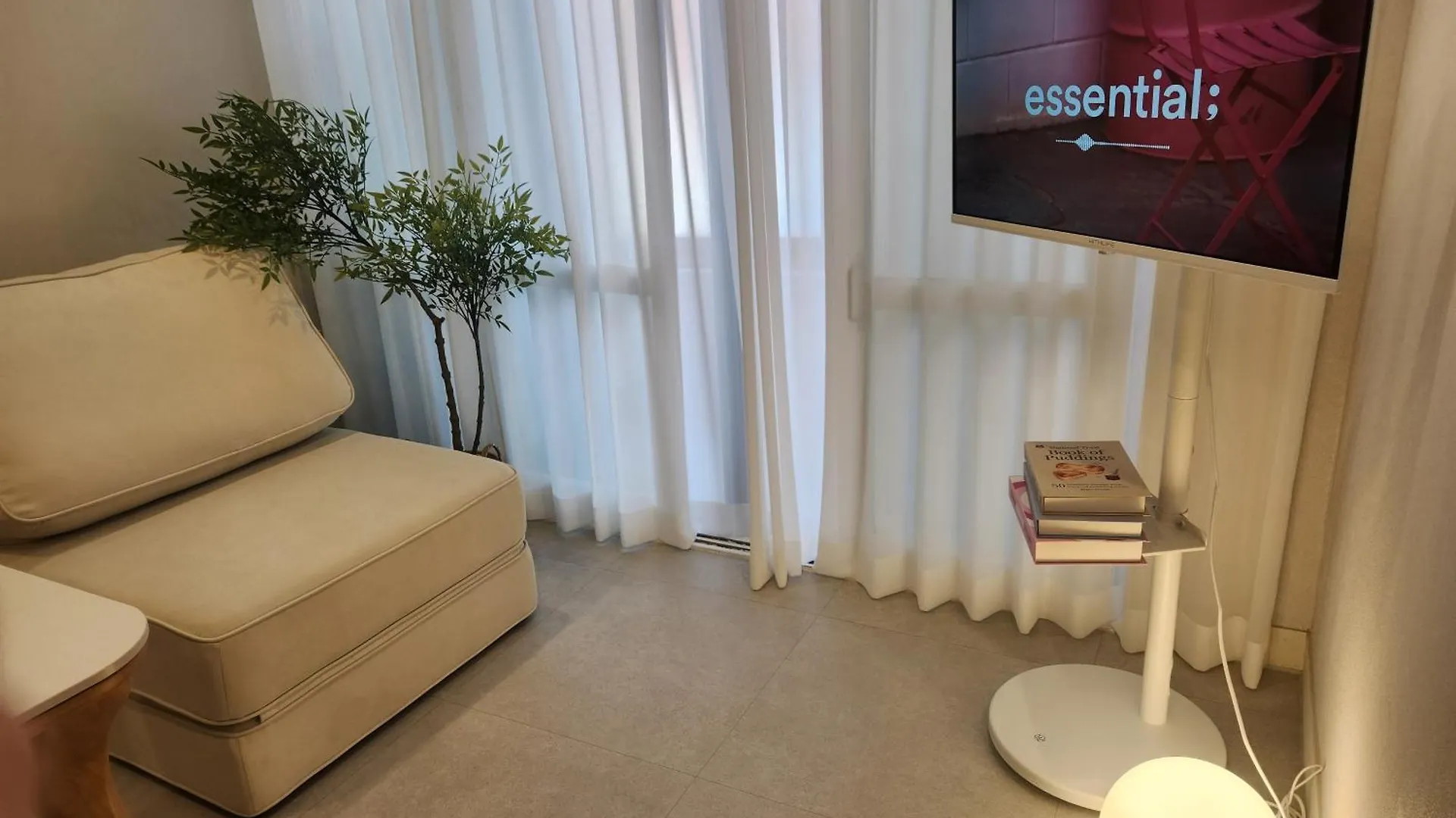 Hongdae, 5 Minutes Walk From Hongdae Entrance Station, 2-Room, Free Luggage Storage, Remodeled, Art Seoul, Washer & Dryer Апартаменты