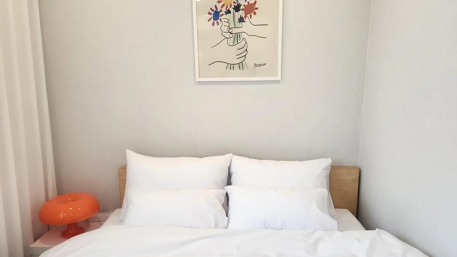 Апартаменты Hongdae, 5 Minutes Walk From Hongdae Entrance Station, 2-Room, Free Luggage Storage, Remodeled, Art Seoul, Washer & Dryer