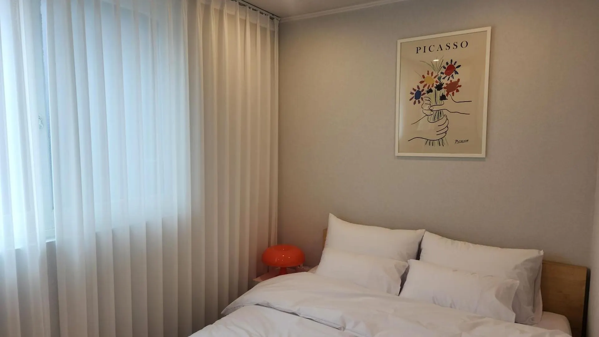 Hongdae, 5 Minutes Walk From Hongdae Entrance Station, 2-Room, Free Luggage Storage, Remodeled, Art Seoul, Washer & Dryer 0*, Сеул Южная Корея