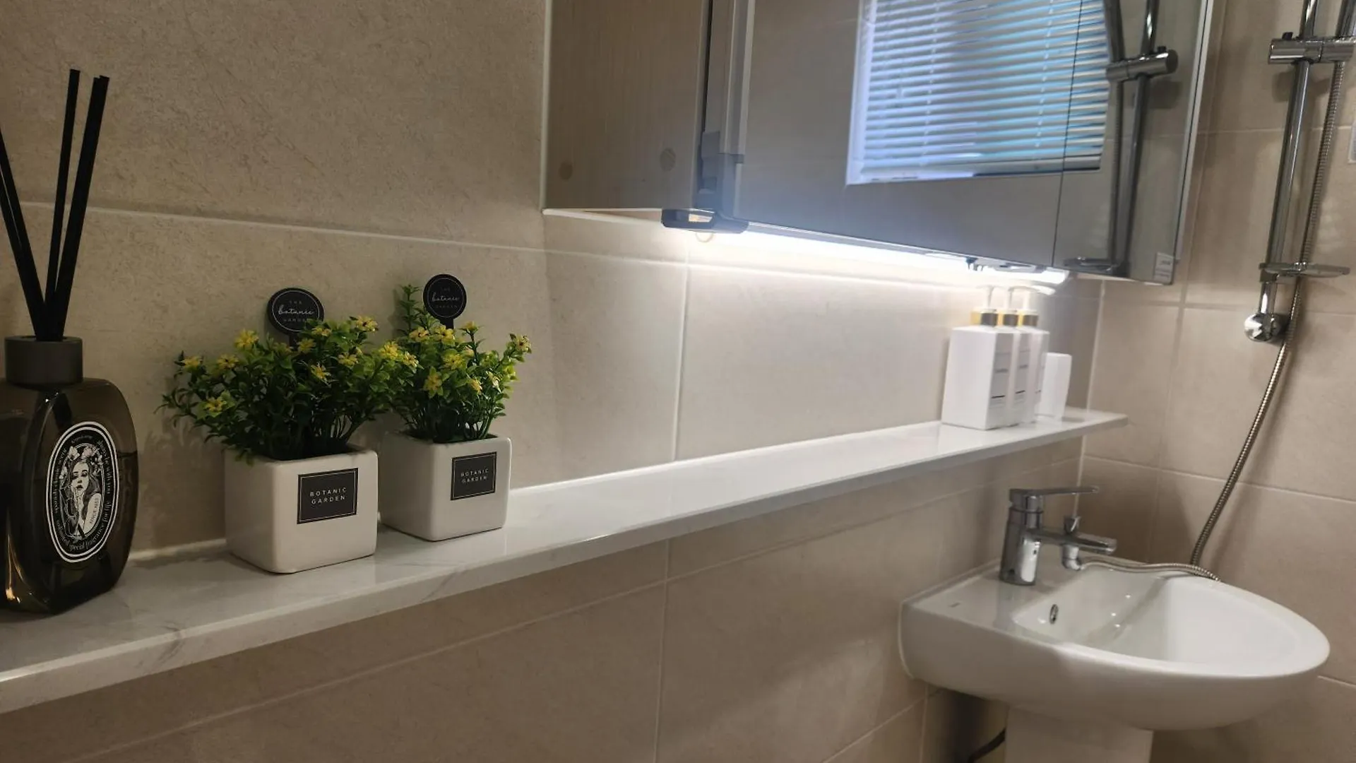 Hongdae, 5 Minutes Walk From Hongdae Entrance Station, 2-Room, Free Luggage Storage, Remodeled, Art Seoul, Washer & Dryer Сеул
