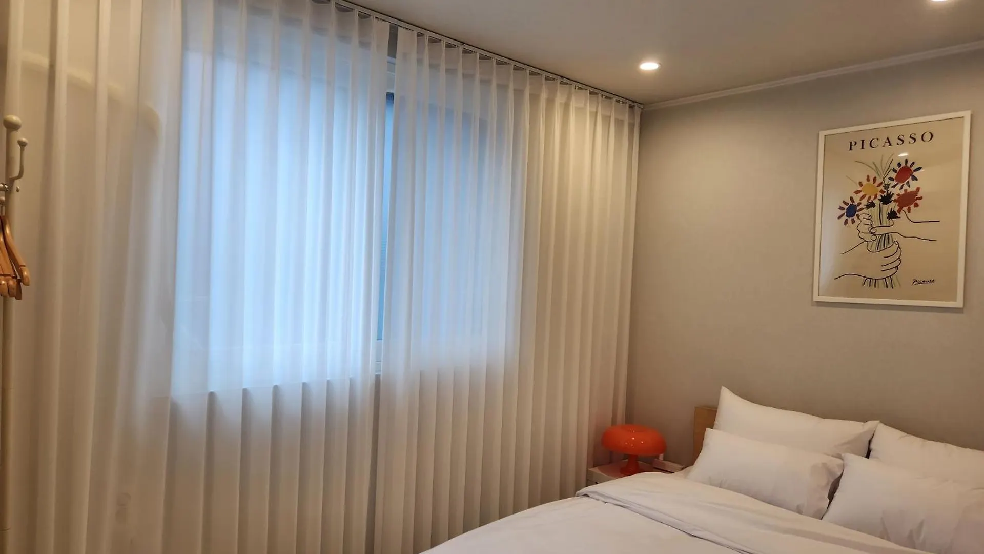Апартаменты Hongdae, 5 Minutes Walk From Hongdae Entrance Station, 2-Room, Free Luggage Storage, Remodeled, Art Seoul, Washer & Dryer