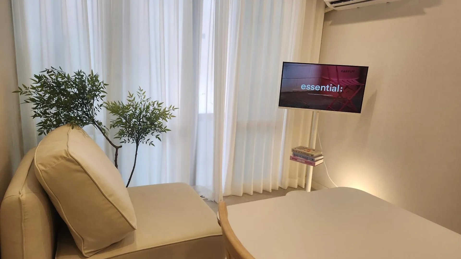 Апартаменты Hongdae, 5 Minutes Walk From Hongdae Entrance Station, 2-Room, Free Luggage Storage, Remodeled, Art Seoul, Washer & Dryer Южная Корея
