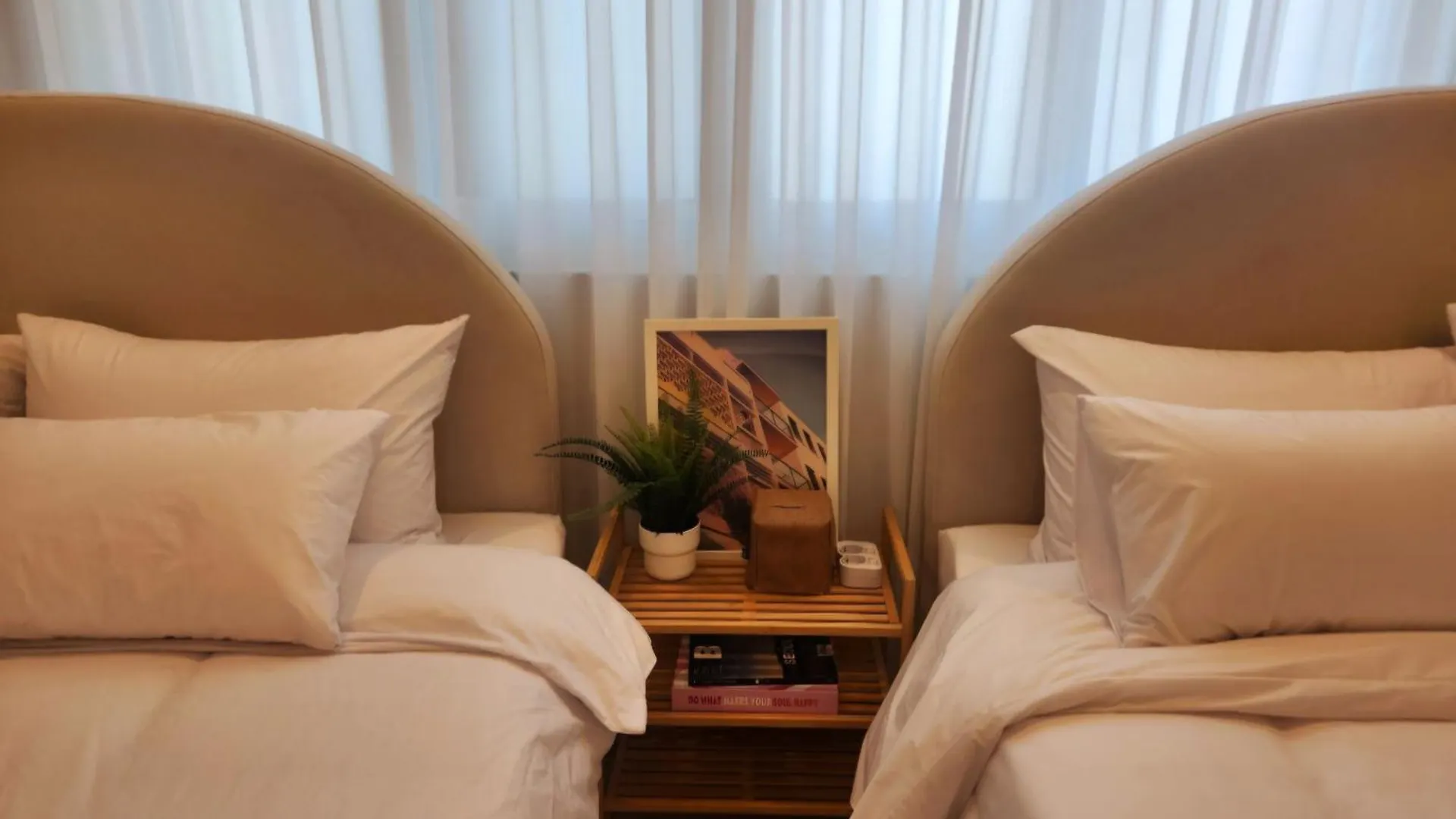 Hongdae, 5 Minutes Walk From Hongdae Entrance Station, 2-Room, Free Luggage Storage, Remodeled, Art Seoul, Washer & Dryer Apartment