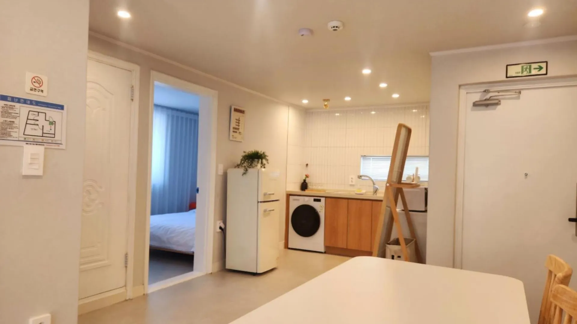 Apartment Hongdae, 5 Minutes Walk From Hongdae Entrance Station, 2-Room, Free Luggage Storage, Remodeled, Art Seoul, Washer & Dryer