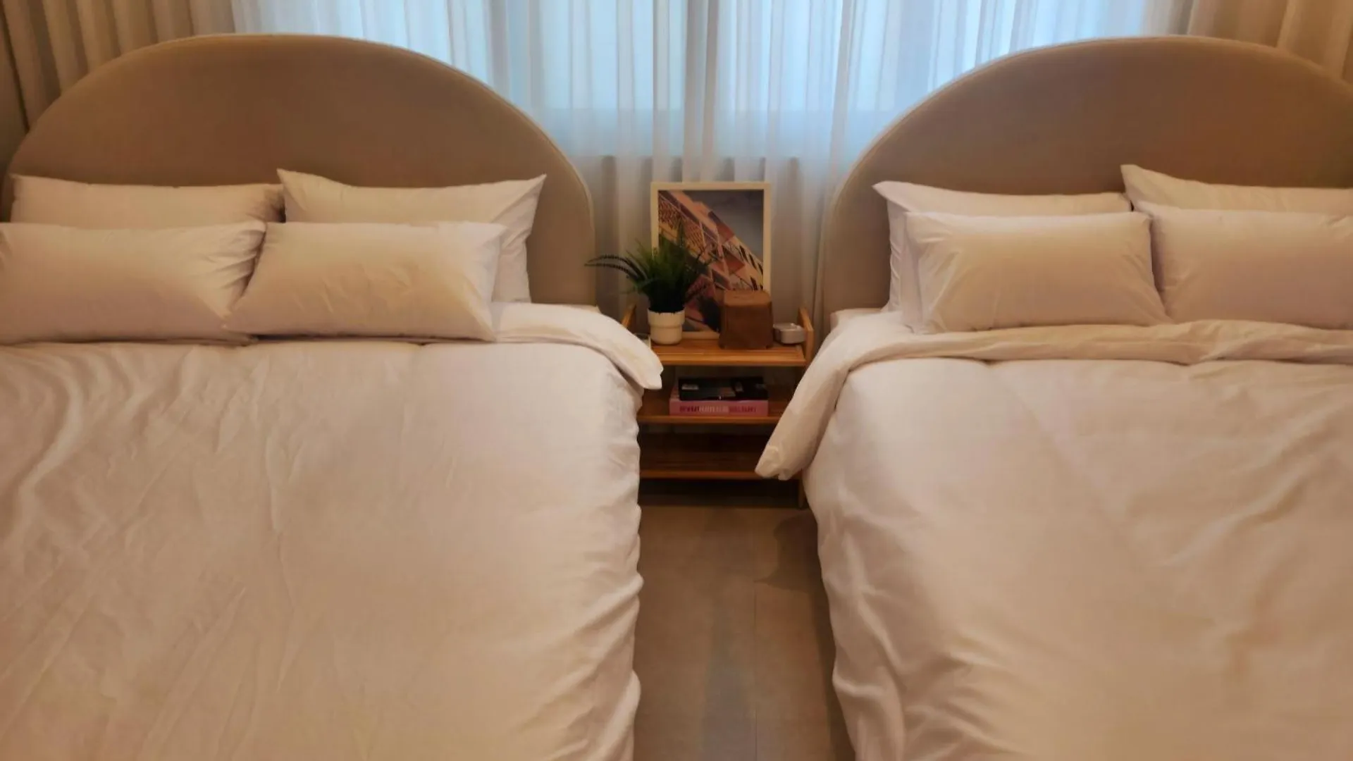 Hongdae, 5 Minutes Walk From Hongdae Entrance Station, 2-Room, Free Luggage Storage, Remodeled, Art Seoul, Washer & Dryer Apartment Seoul